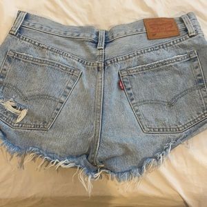 Size 28 Levi shorts